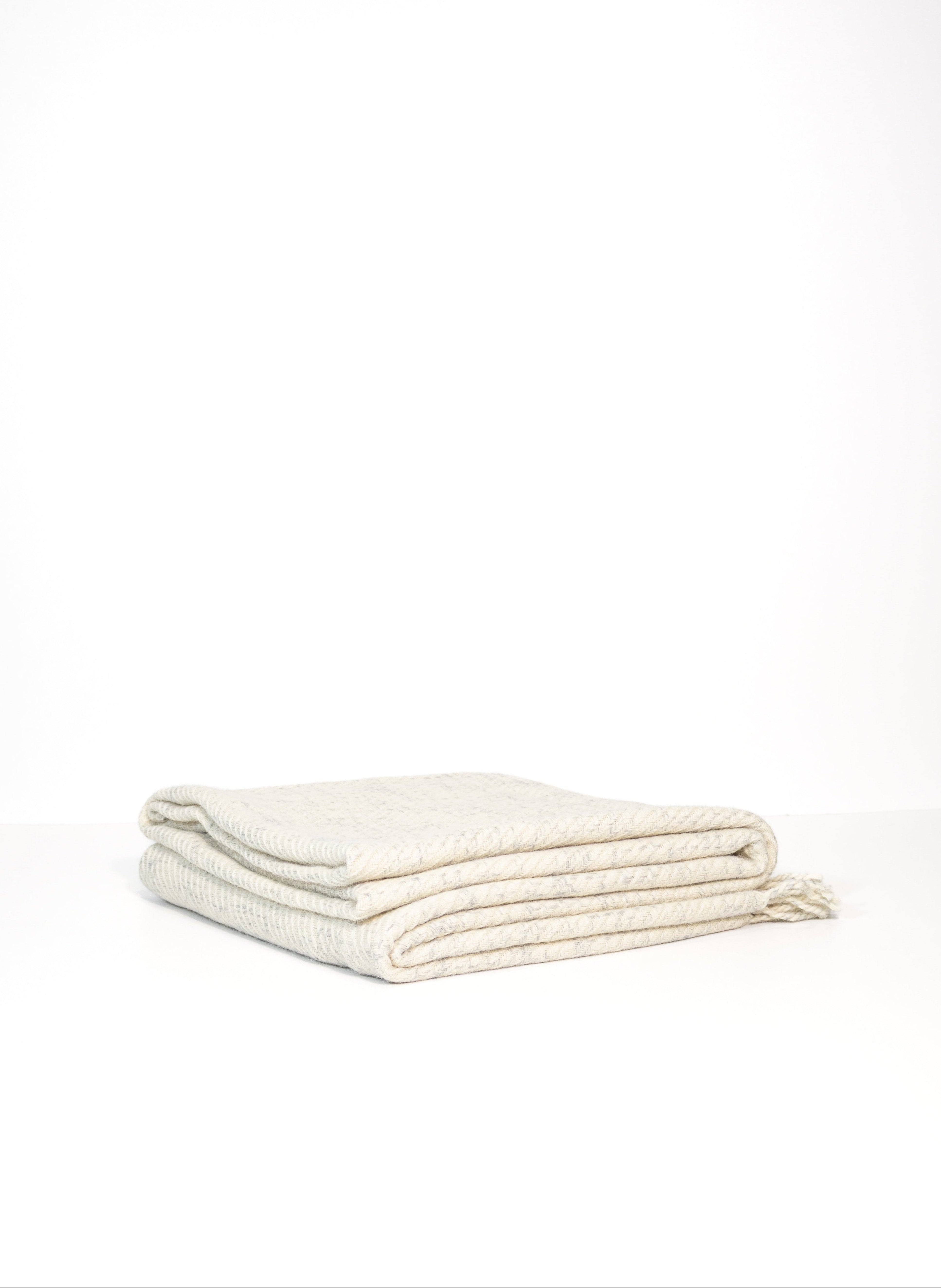 ESSENTIAL ALPACA THROWS