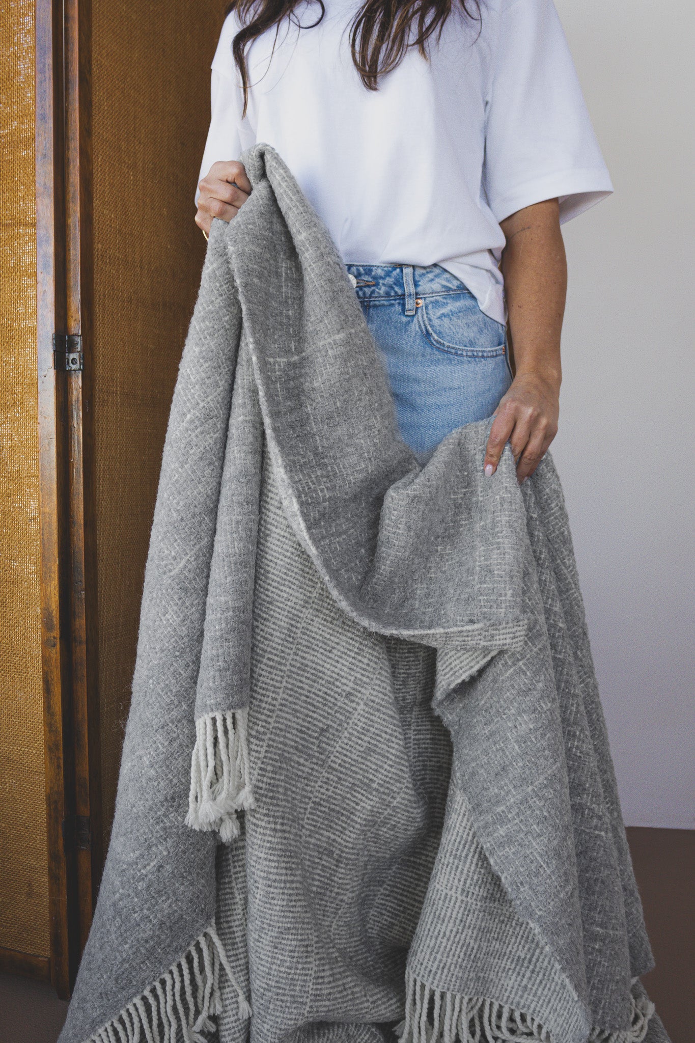 LÍNEO - WEIGHTED ALPACA THROW - NATURAL/GREY